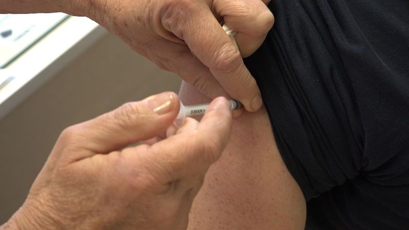 Fakultní nemocnice Královské Vinohrady spustila očkování proti koronaviru